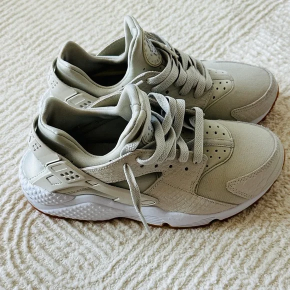 Nike Air Huarache Cream & White Gum Sole Size 8 - Picture 3 of 10